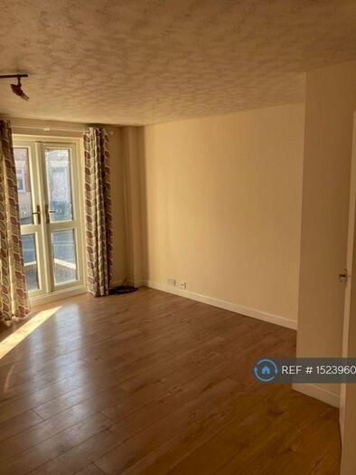 2 Bedroom Flat To Rent In Howard Crescent, Banbury, OX16