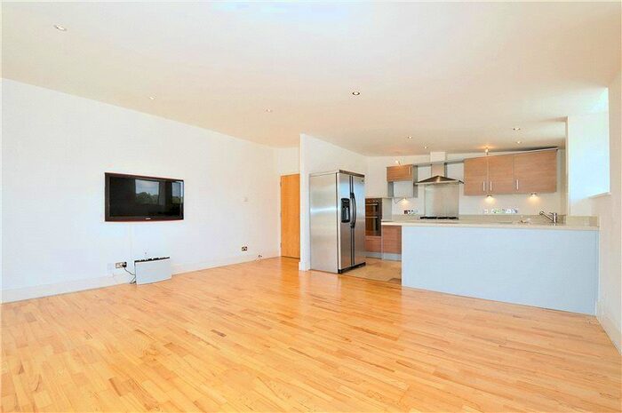 2 Bedroom Flat To Rent In Grove Hill House, - Grove Hill Road, Tunbridge Wells, Kent, TN1