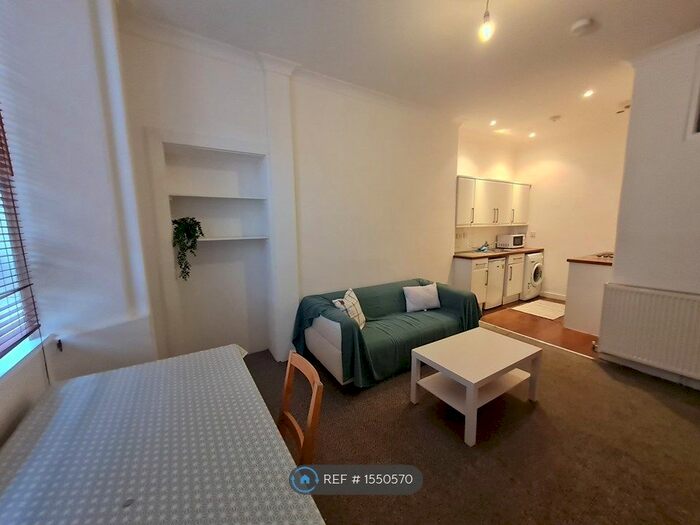 1 Bedroom Flat To Rent In Lochrin Place, Edinburgh, EH3