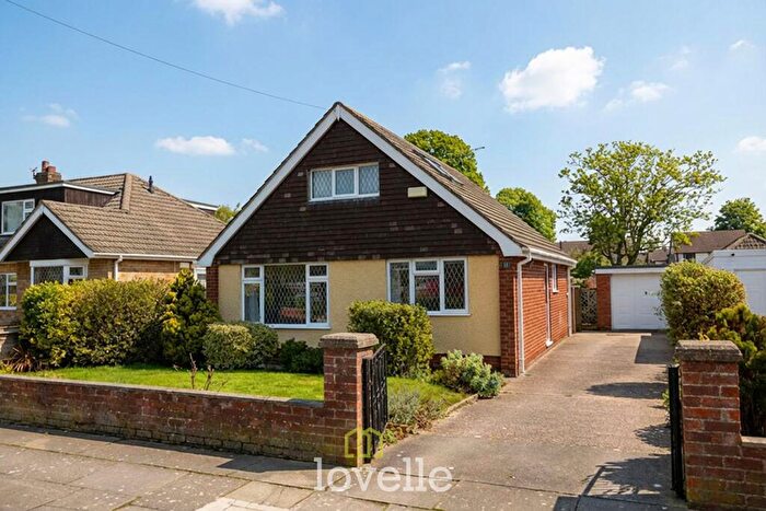 3 Bedroom Detached House For Sale In Ancaster Avenue, Grimsby, DN33