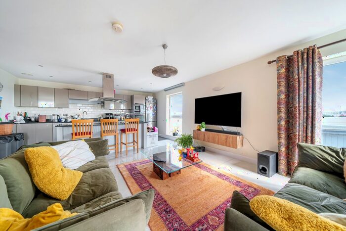 3 Bedroom Flat To Rent In Metropolitan Station Approach, Watford, WD18