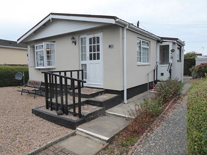 2 Bedroom Park Home For Sale In Woodside Park, Luton, LU1