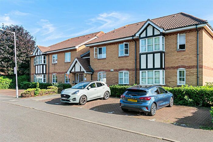 2 Bedroom Flat For Sale In Redwood Gardens, North Chingford, E4