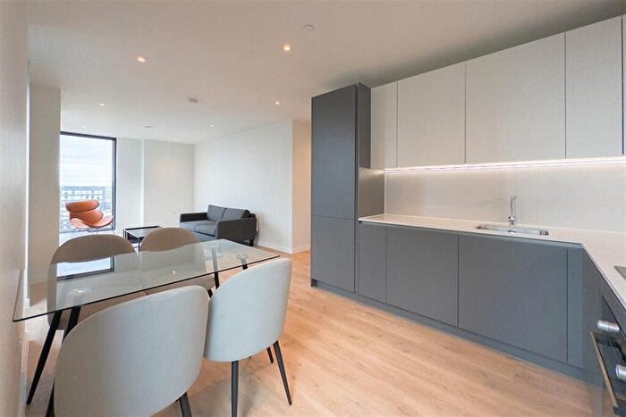 3 Bedroom Flat To Rent In West Kensington, London, SW6