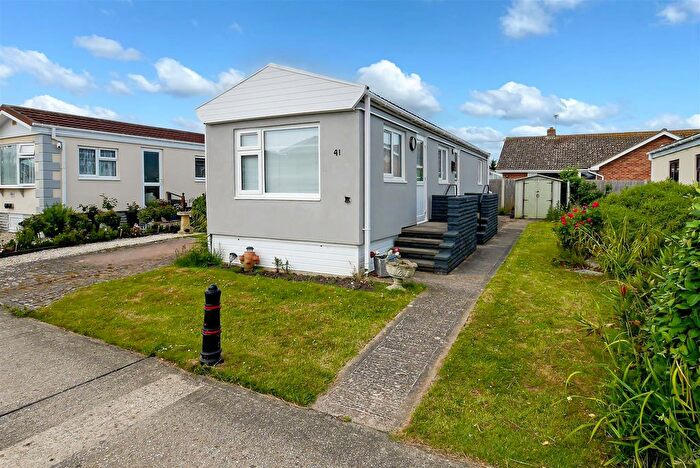 2 Bedroom Mobile/park Home For Sale In Thornlea Court., Littlehampton, BN17