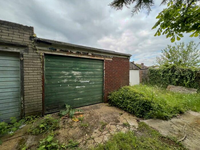 Garage / Parking To Rent In Hazelwood Close, Luton, LU2