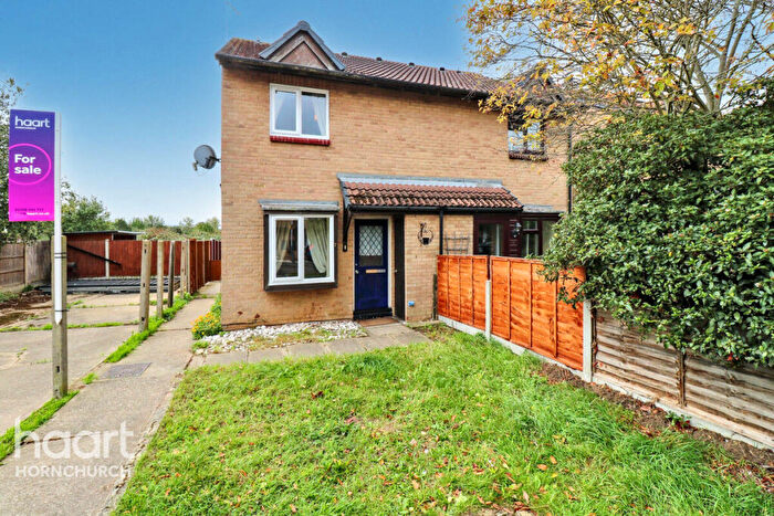 1 Bedroom Semi-Detached House For Sale In Kirton Close, Hornchurch, RM12