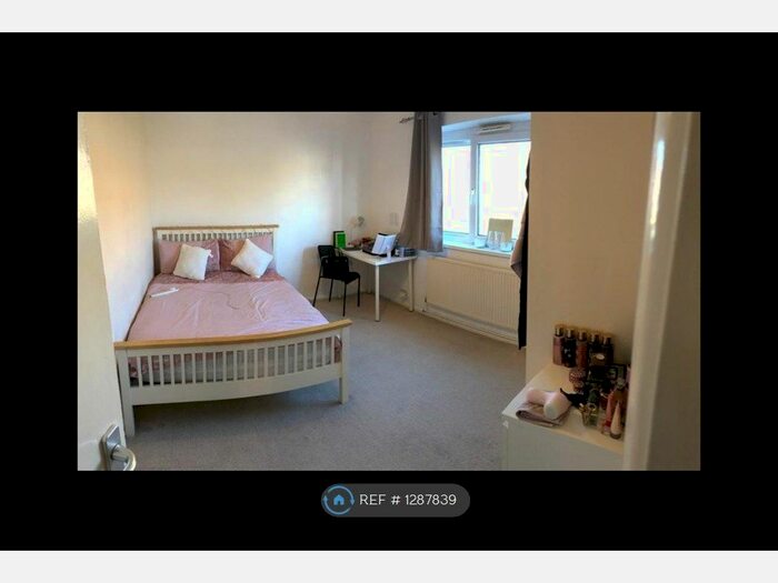 3 Bedroom Flat To Rent In Buffett Way, Colchester, CO4