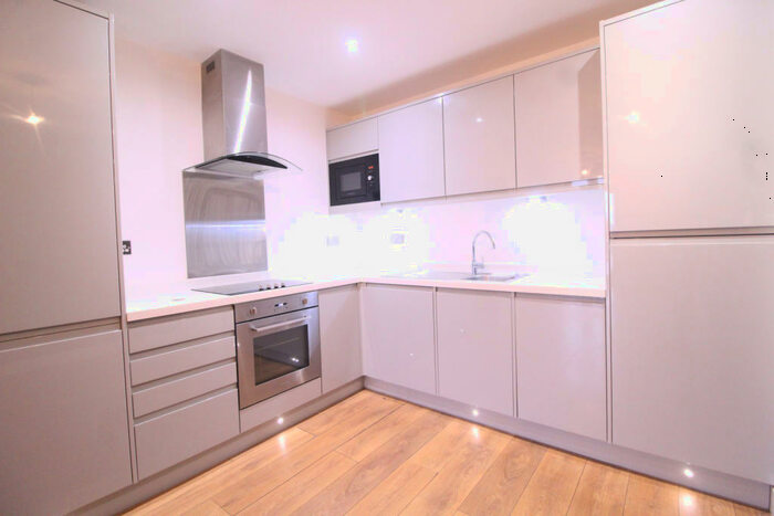2 Bedroom Flat To Rent In Russells Court, Russells Ride, Cheshunt, Waltham Cross, EN8