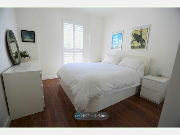 1 Bedroom Flat To Rent In Atkins Square, London, E8
