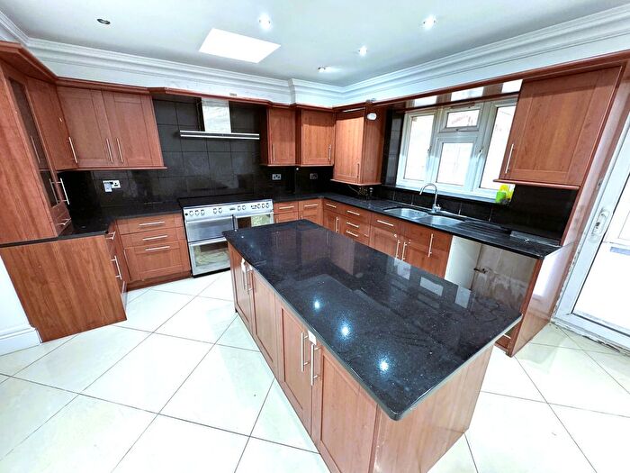 5 Bedroom Semi-Detached House To Rent In Ashgrove Road, Ilford, IG3