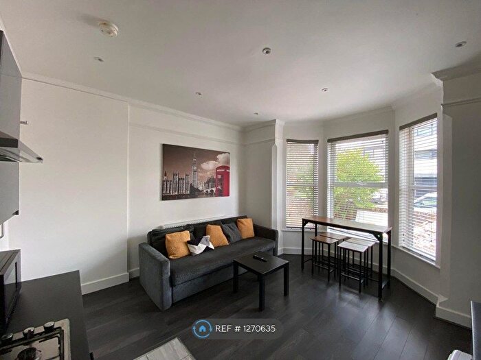 4 Bedroom Flat To Rent In Wilford Lane, West Bridgford, Nottingham, NG2