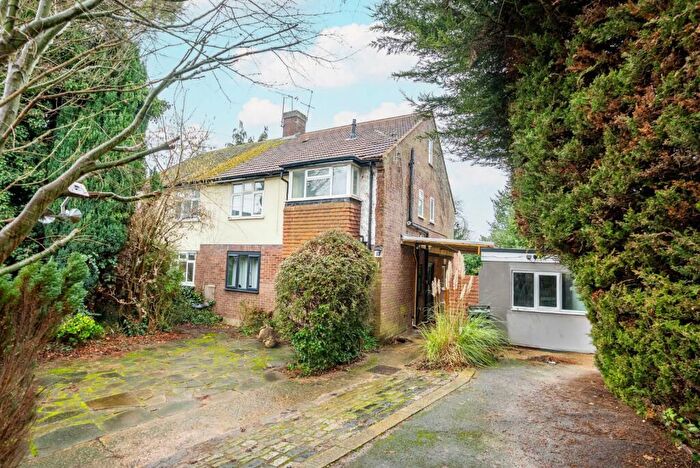 2 Bedroom Maisonette For Sale In Riverside Close, St. Albans, Hertfordshire, AL1