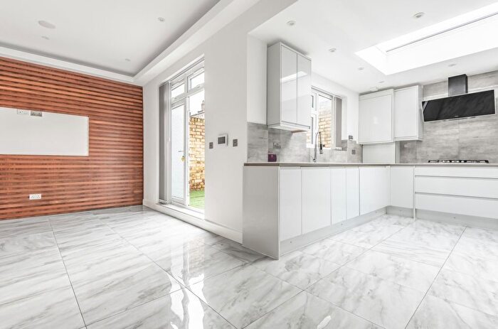 4 Bedroom Flat To Rent In Abdale Road, London, W12