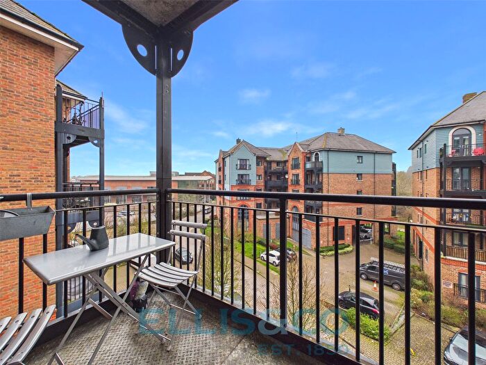2 Bedroom Flat For Sale In Cannons Wharf, Tonbridge, Kent, TN9