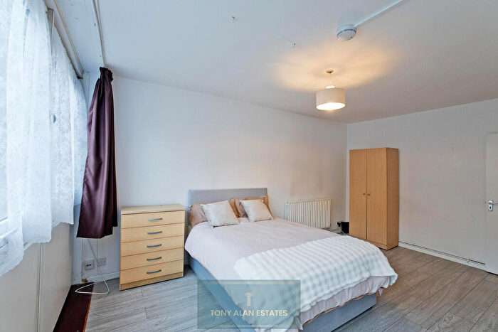 3 Bedroom Flat To Rent In Rowley Gardens, London, N4