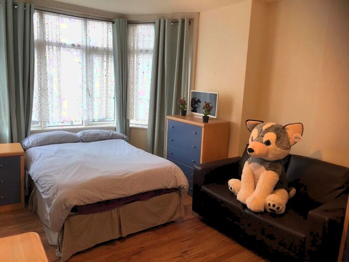 1 Bedroom House To Rent In James Avenue, London, NW2