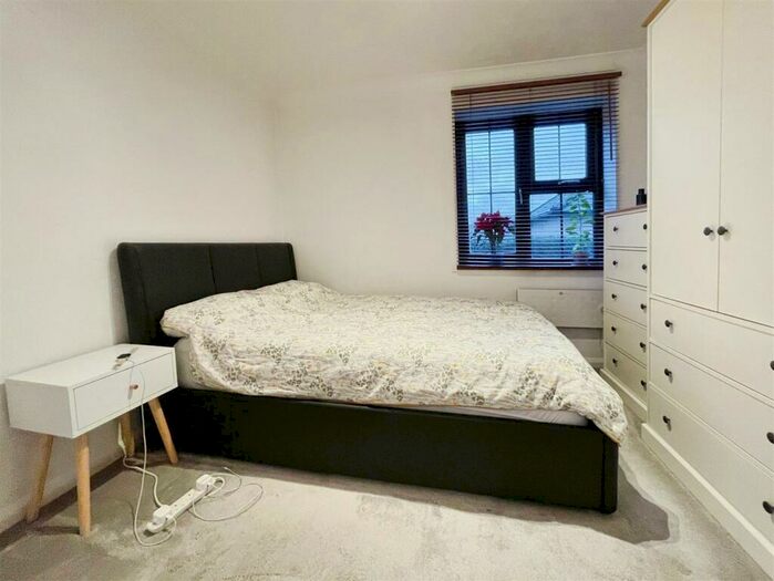 1 Bedroom Flat For Sale In Gorse Meade, Slough, SL1