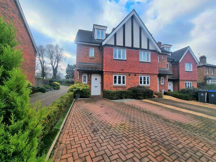 4 Bedroom House To Rent In Woking, GU22