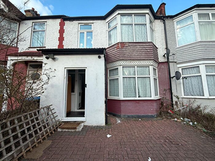 4 Bedroom Semi-Detached House To Rent In Park Road, Wembley, HA0