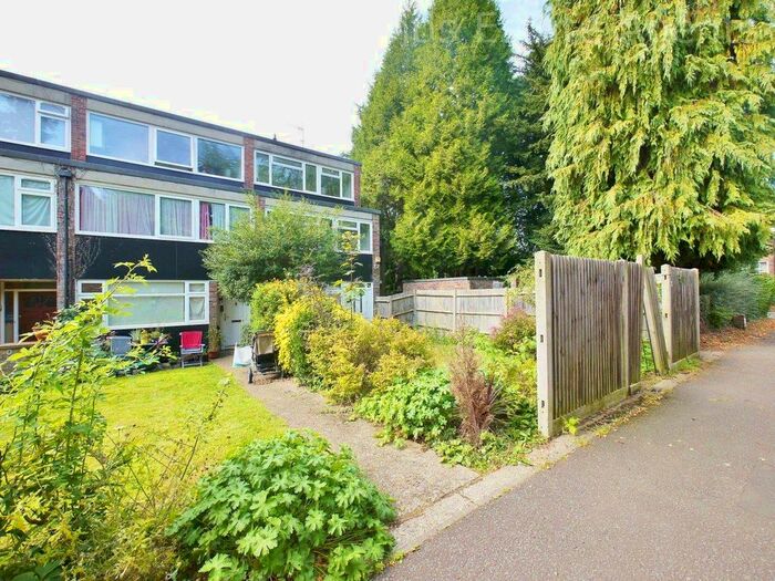 3 Bedroom Maisonette To Rent In Leaf Close, Northwood, HA6