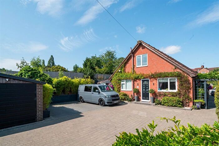 3 Bedroom Detached House For Sale In Hollingwood Crescent, Hollingwood, Chesterfield, S43