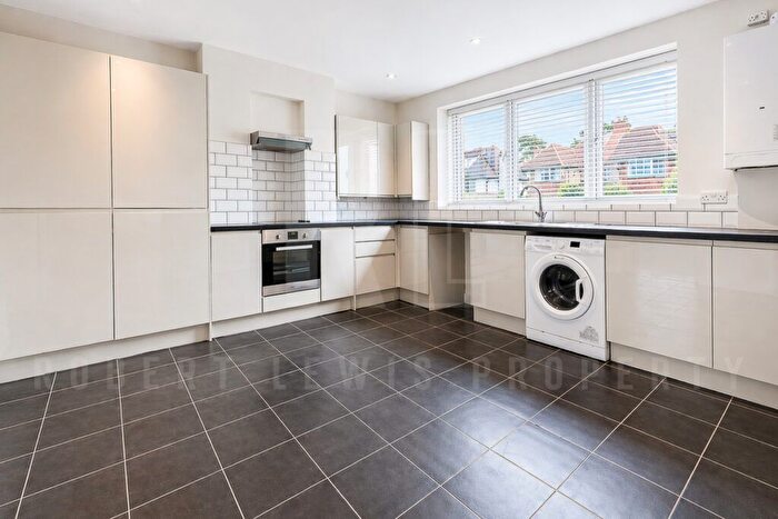 3 Bedroom Flat To Rent In Nether Street, London, N12