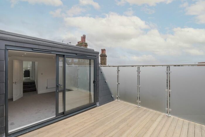 3 Bedroom Flat To Rent In Lynn Road, London, SW12