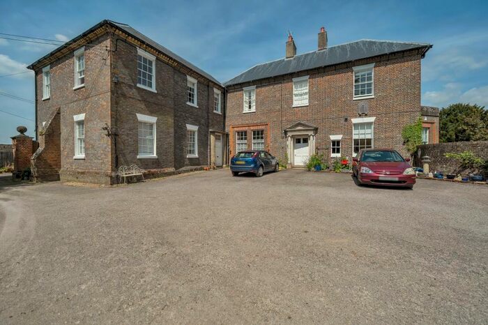 2 Bedroom Flat For Sale In Kingsclere, Hampshire, RG20