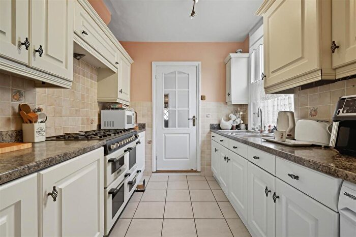 3 Bedroom End Of Terrace House For Sale In Elmhurst Road, Enfield, EN3