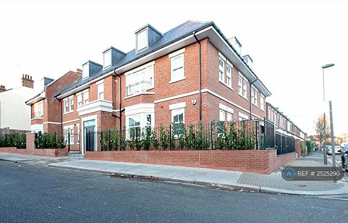 3 Bedroom Flat To Rent In Tavern Lodge, London, N2