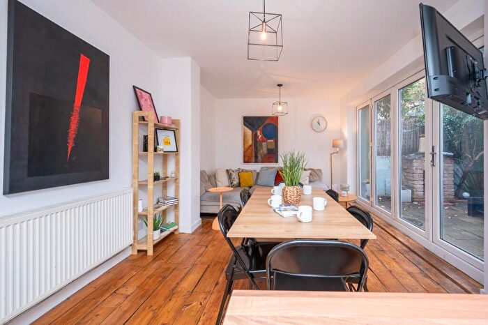 4 Bedroom Flat For Sale In Crofton Road, London, SE5