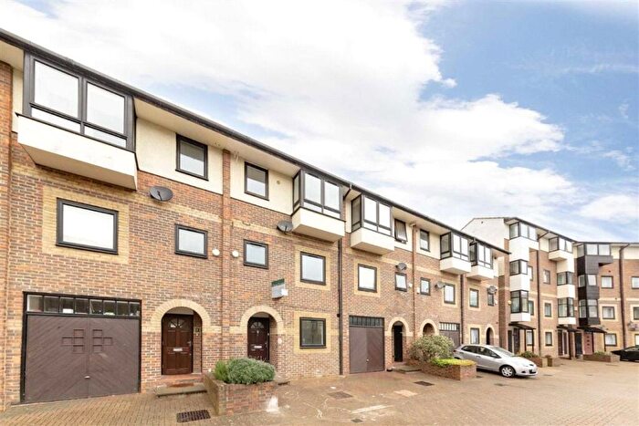 4 Bedroom House To Rent In Barnfield Place, London, E14