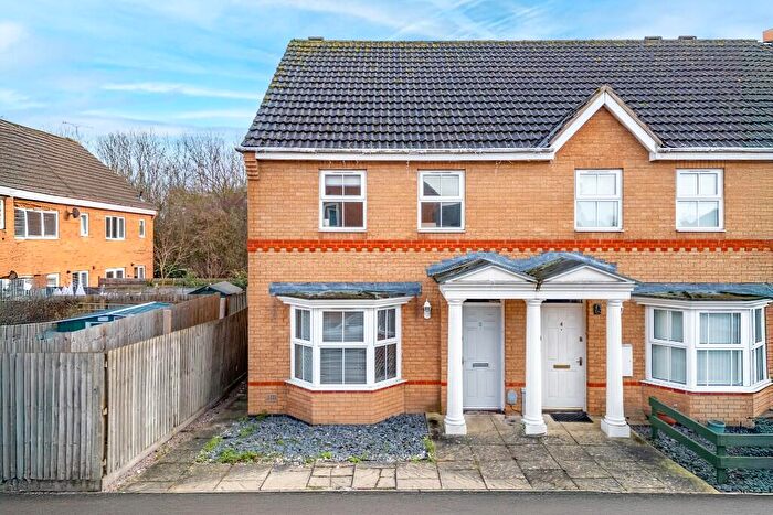 3 Bedroom Semi Detached House For Sale In Kenilworth Gardens, NN14