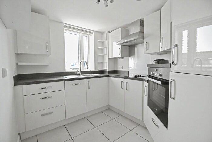 2 Bedroom Flat For Sale In Broadstone, BH18 - Photo 7