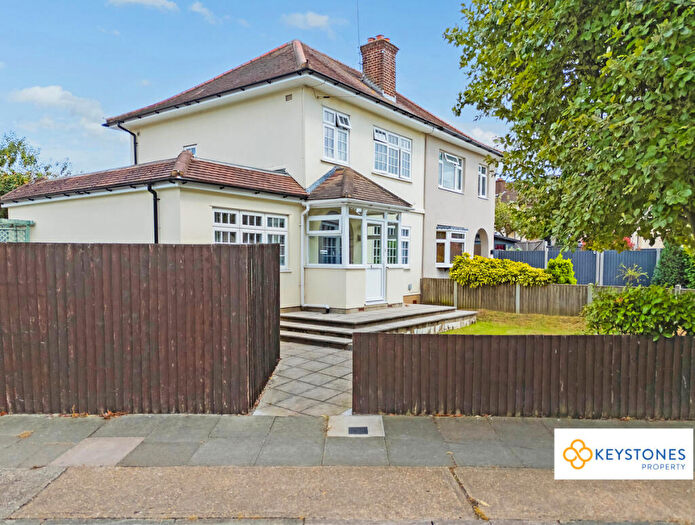 3 Bedroom Semi Detached House For Sale In Carter Drive, Romford, RM5