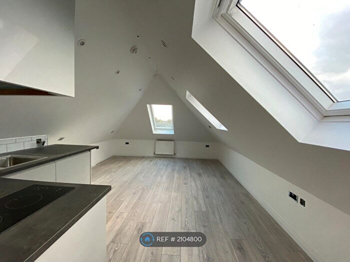 Studio To Rent In Friern Park, London, N12