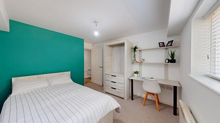 2 Bedroom House To Rent In Yalta Court, Leeds, LS2