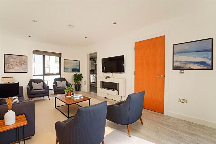 3 Bedroom Town House To Rent In Greenwood Terrace, Salford, M5