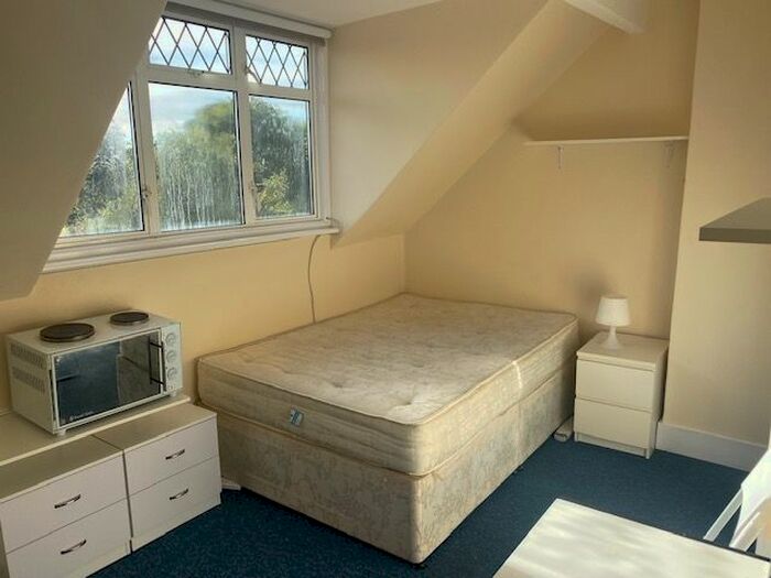 Studio To Rent In Queens Road, London, NW4