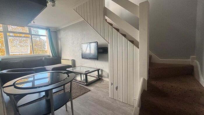 1 Bedroom Flat To Rent In Kingswood House, Farnham Road, Slough, Berkshire, SL2