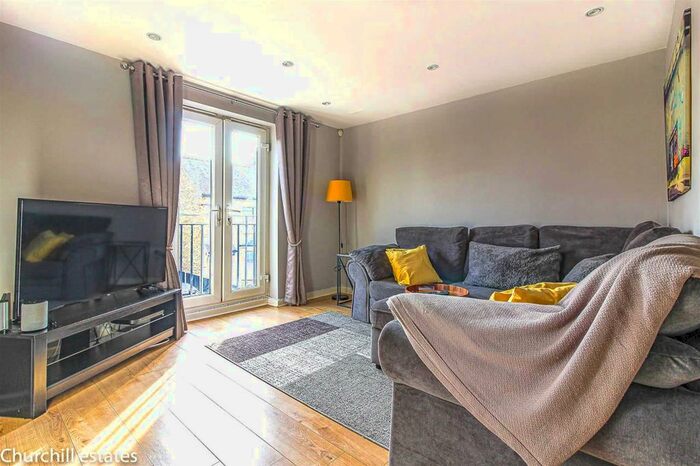 2 Bedroom Flat To Rent In Hemnall Street, Epping, CM16