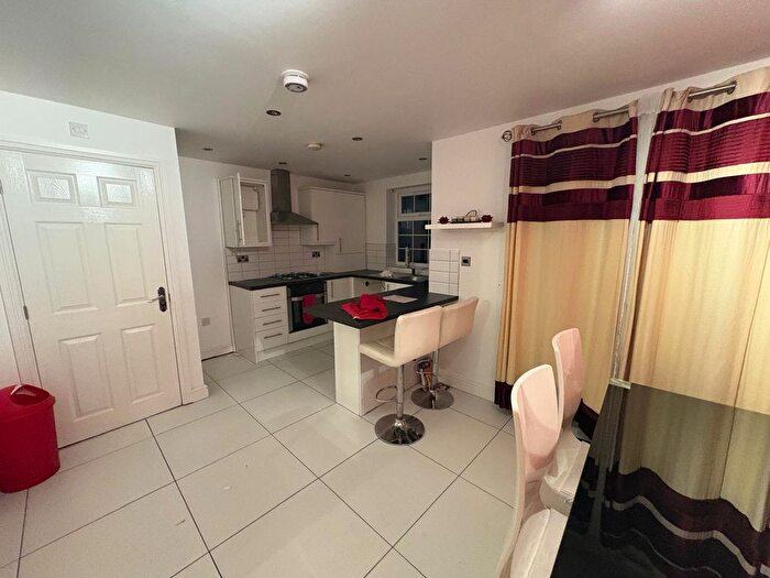 4 Bedroom Semi-Detached House To Rent In Lingwood Gardens, Bradford, West Yorkshire, BD8