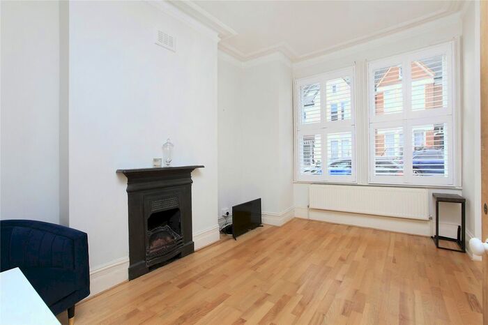2 Bedroom Flat To Rent In Dagnan Road, Clapham South, London, SW12