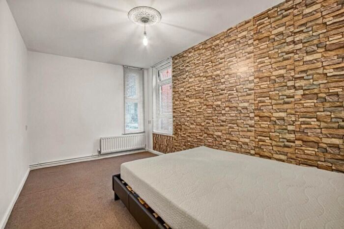 1 Bedroom Flat To Rent In Slade Walk, London, Greater London, SE17