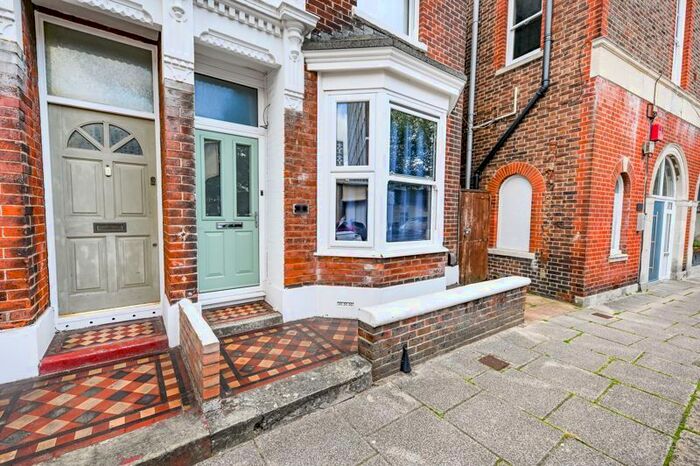 3 Bedroom Flat To Rent In Victory Road, Portsmouth, PO1
