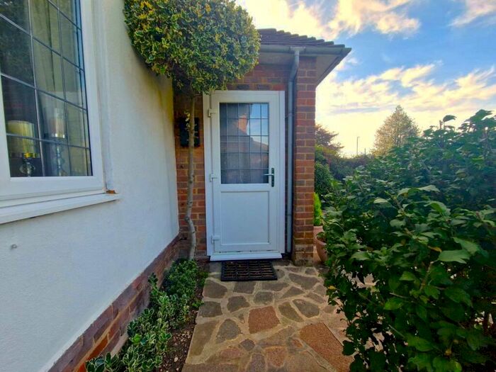 Studio To Rent In Barton Road, Luton, Bedfordshire, LU3