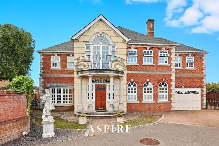 5 Bedroom Detached House For Sale In George Close, Canvey Island, SS8