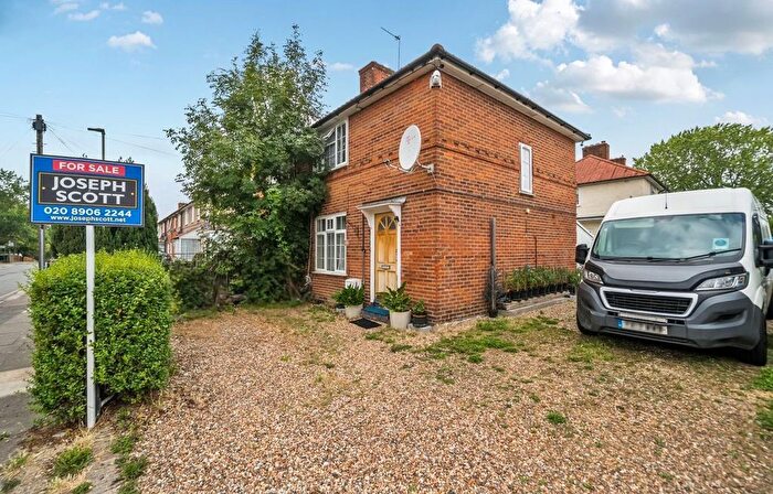 3 Bedroom End Of Terrace House For Sale In Abbots Road, Edgware, HA8