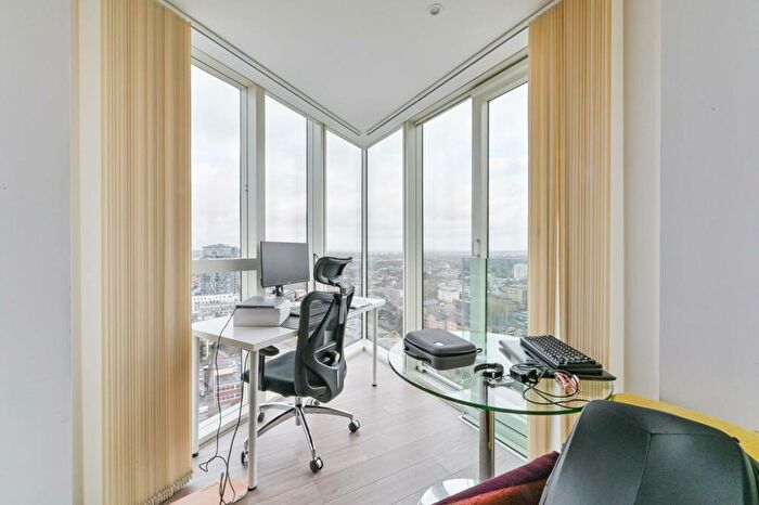 1 Bedroom Flat To Rent In Pinnacle Apartments, East Croydon, Surrey, CR0